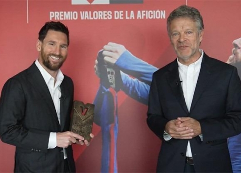 Messi xúc động khi được fan Barca tôn vinh