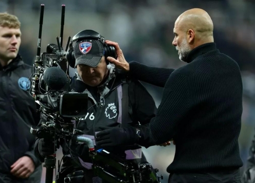 Pep Guardiola thừa nhận xấu hổ vì nổi giận với quay phim