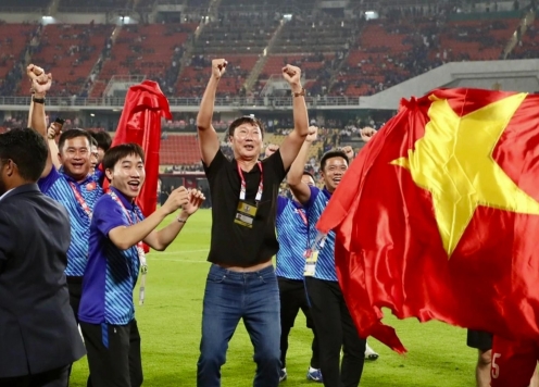 Báo Trung Quốc lo sốt vó trước 'quái vật' 1m95 của Việt Nam