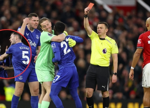 Sao Everton bị đuổi khỏi sân trận MU vì... đánh đồng đội