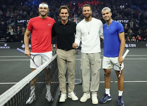 Alcaraz ngỡ ngàng trước 'hàng nóng' của Federer