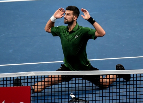 Huyền thoại tennis bảo vệ Djokovic trước tâm điểm chỉ trích