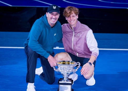 HLV của Sinner đáp trả Djokovic