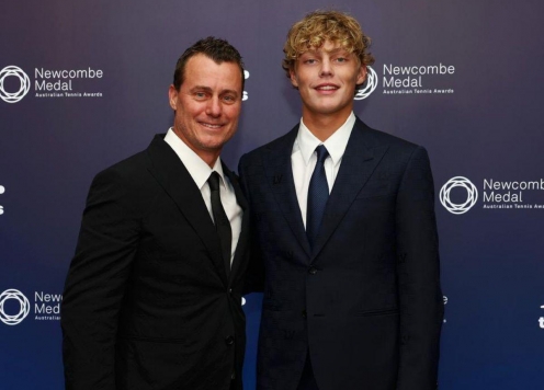 Cựu số 1 tennis thế giới tái xuất bằng chiến thắng cực khó tin