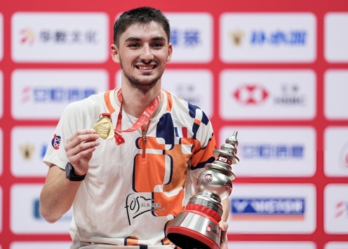 Thắng đậm số 1 thế giới, sao trẻ châu Âu đăng quang BWF World Tour Finals 2025
