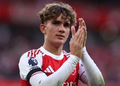 Thiên tài 15 tuổi của Arsenal làm nên lịch sử với siêu phẩm solo