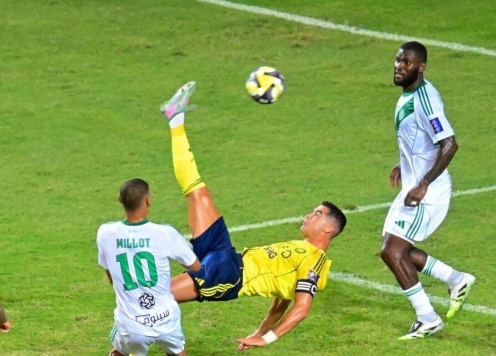 Ronaldo khiến CĐV Ả Rập cạn lời với siêu phẩm móc bóng