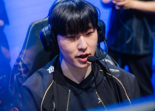 HLE tái ký với Zeka