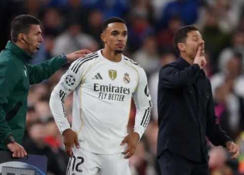 'Bom nổ chậm' náo loạn phòng thay đồ Real sau trận thua Liverpool