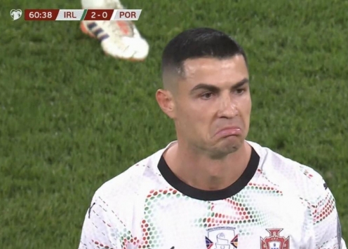 CĐV Ireland chế giễu Ronaldo dữ dội sau tấm thẻ đỏ tai tiếng