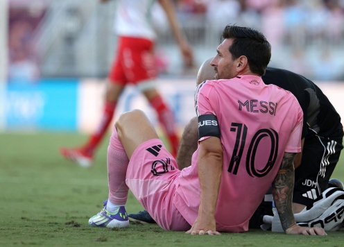 Messi dính chấn thương, lập tức rời sân sau 10 phút