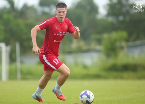 Vừa ghi bàn, tiền đạo Việt kiều Anh cao 1m9 lập tức đi vào lịch sử