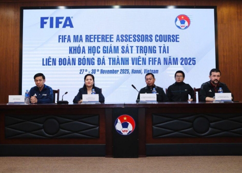 Trọng tài Việt Nam hoàn thành khóa học cùng giảng viên FIFA