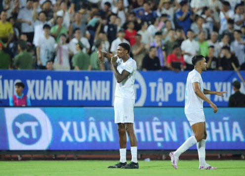 Tiền đạo cao nhất thế giới ghi bàn ngay trận ra mắt ở Việt Nam