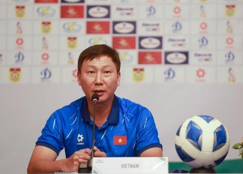 VIDEO: HLV Kim Sang Sik mong Xuân Son ghi bàn trước Lào