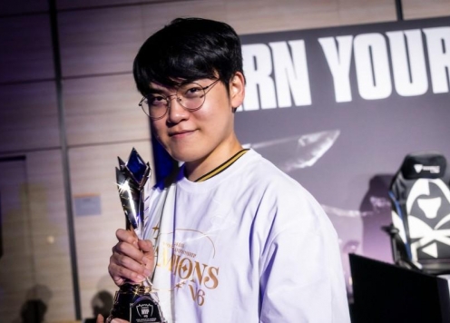 T1 Gumayusi: 'Danh hiệu FMVP năm nay đặc biệt hơn khi được Uzi trao tận tay'