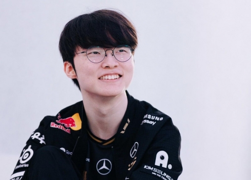 Không chỉ đánh bại đối thủ, Faker còn 'outplay' cả fan nữ T1 trong lần đầu lên sóng