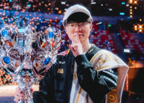 LMHT bất ngờ lên tiếng 'đòi var' với CS2 ngay trước thềm The Game Awards 2025