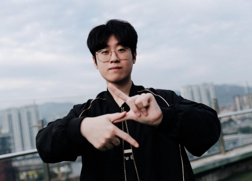 Zeus khẳng định chắc nịch trong ngày tái ký với HLE: 'Tôi sẽ vô địch thế giới lần nữa'