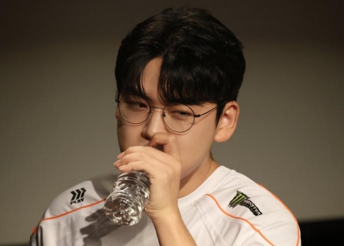 Khán giả phấn khích khi HLE có hành động 'hơn đứt' T1 trong ngày giới thiệu Gumayusi