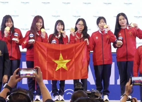 Đại diện đoàn Thể thao Việt Nam trao thưởng nóng cho Đội tuyển Liên Quân Mobile nữ ngay sau khi đoạt HCV