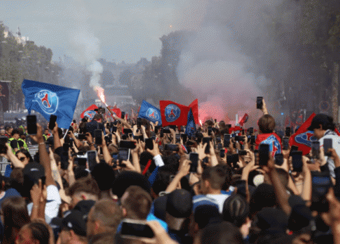 Lễ rước cúp Champions League của PSG tiếp tục rơi vào hỗn loạn