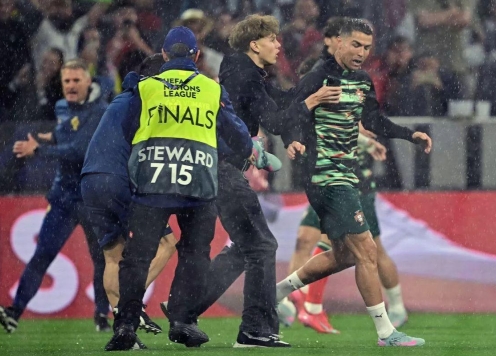 Fan cuồng lao thẳng vào sân ôm Ronaldo trước trận gặp Đức