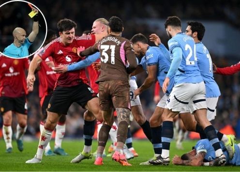 'Vua thẻ' sẽ cầm còi trận derby Manchester