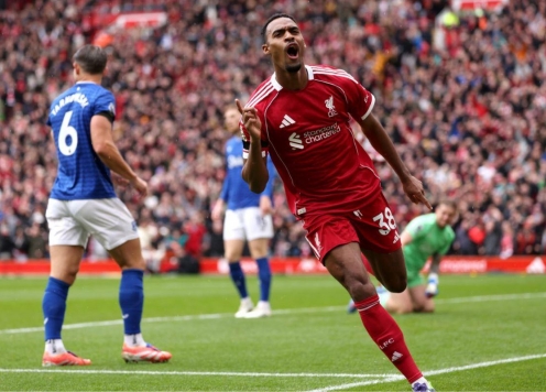 Sao Liverpool phá kỷ lục 34 năm ở derby Merseyside