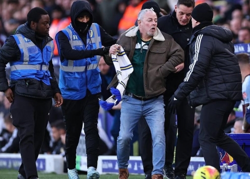 Cổ động viên lao vào sân đòi 'ăn thua đủ' với huấn luyện viên