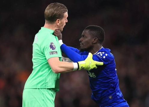 Cú tát đồng đội trước MU khiến Gueye trả giá đắt