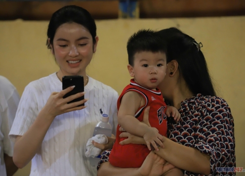 Vợ con Quang Hải chiếm trọn 'spotlight' trong ngày chồng thi đấu rực sáng