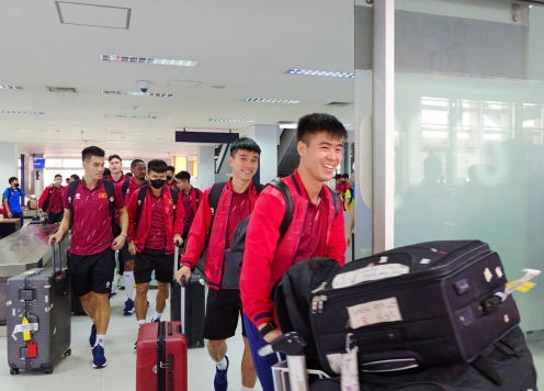 HLV Kim Sang Sik cho ĐT Việt Nam nghỉ ngơi ngay sau khi tới Lào