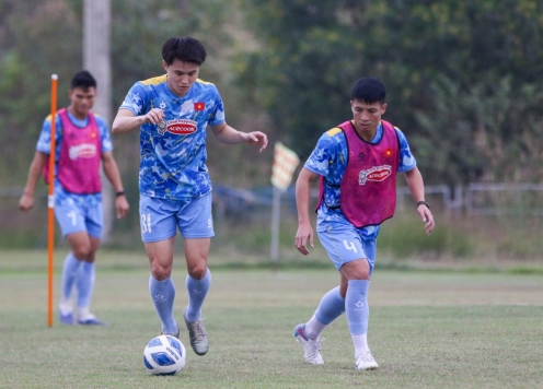Dàn sao ĐT Việt Nam tập buổi đầu tiên ở Lào