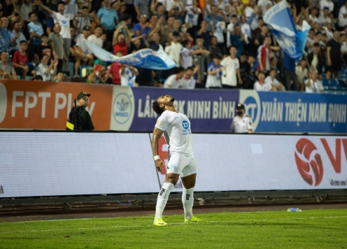 Vừa trở về từ ĐT Việt Nam, Xuân Son ra sân ngay cho Nam Định