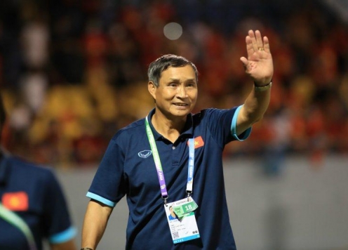 HLV Mai Đức Chung: 'Phần thắng thuộc về các con, thua bác sẽ nhận cho'