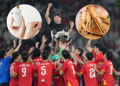 HLV Kim Sang Sik mua nhân sâm, mỹ phẩm tặng học trò