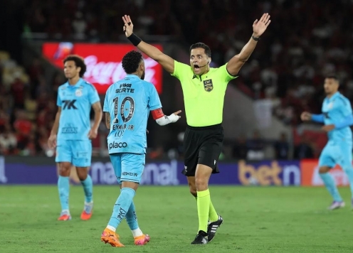 SỐC: Neymar bị trọng tài 'đe dọa' ngay trên sân