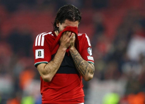 Ngôi sao Liverpool nghẹn ngào gửi lời xin lỗi sau khi để mất vé World Cup