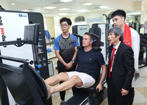 Huyền thoại Manchester Reds trải nghiệm công nghệ Y học thể thao đỉnh cao tại Việt Nam