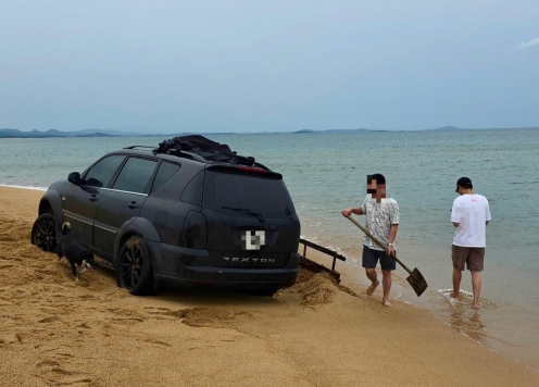 Tái diễn tình trạng ô tô chạy xuống bãi biển Tuy Hòa, tài xế bị công an mời làm việc