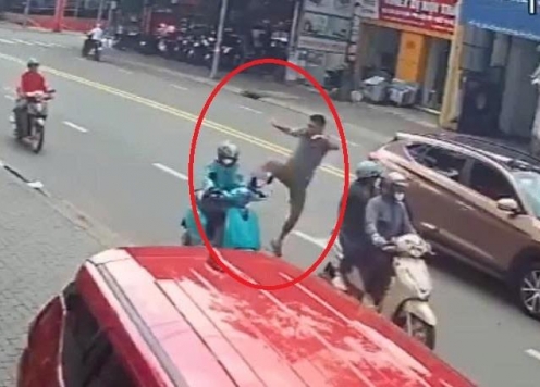 Nữ tài xế xe ôm công nghệ bị đạp ngã giữa đường sau khi nhắc nhở hành vi thiếu văn minh