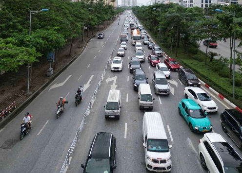 Phân làn ô tô - xe máy trên đường Phạm Văn Đồng, Võ Chí Công: Kỳ vọng giảm tắc, dân than 'kẹt xe gấp đôi'