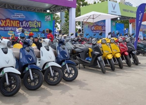 Xe máy xăng 50cc hay xe máy điện VinFast: Lựa chọn nào tối ưu cho học sinh?