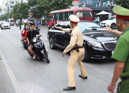 CSGT Hà Nội xử lý nhiều học sinh chạy xe máy không biển số, không đội mũ bảo hiểm