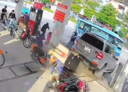 Nguy cơ tiềm ẩn khi lùi xe vào cây xăng và bài học an toàn cho tài xế