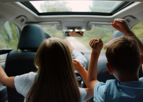 Từ 1/1/2026, trẻ dưới 10 tuổi và cao dưới 1,35m không được ngồi ghế trước ô tô