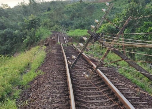 Bão số 13 gây tê liệt tuyến đường sắt Bắc - Nam, nhiều tàu khách phải dừng chờ