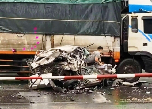 Vụ tai nạn liên hoàn trên quốc lộ 1A: Hết hồn cảnh tài xế chui ra từ chiếc ô tô bẹp rúm