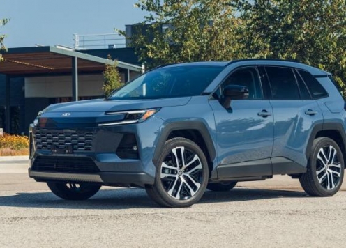 Toyota thay đổi chiến lược: Kéo dài vòng đời xe lên 9 năm, ưu tiên cập nhật phần mềm